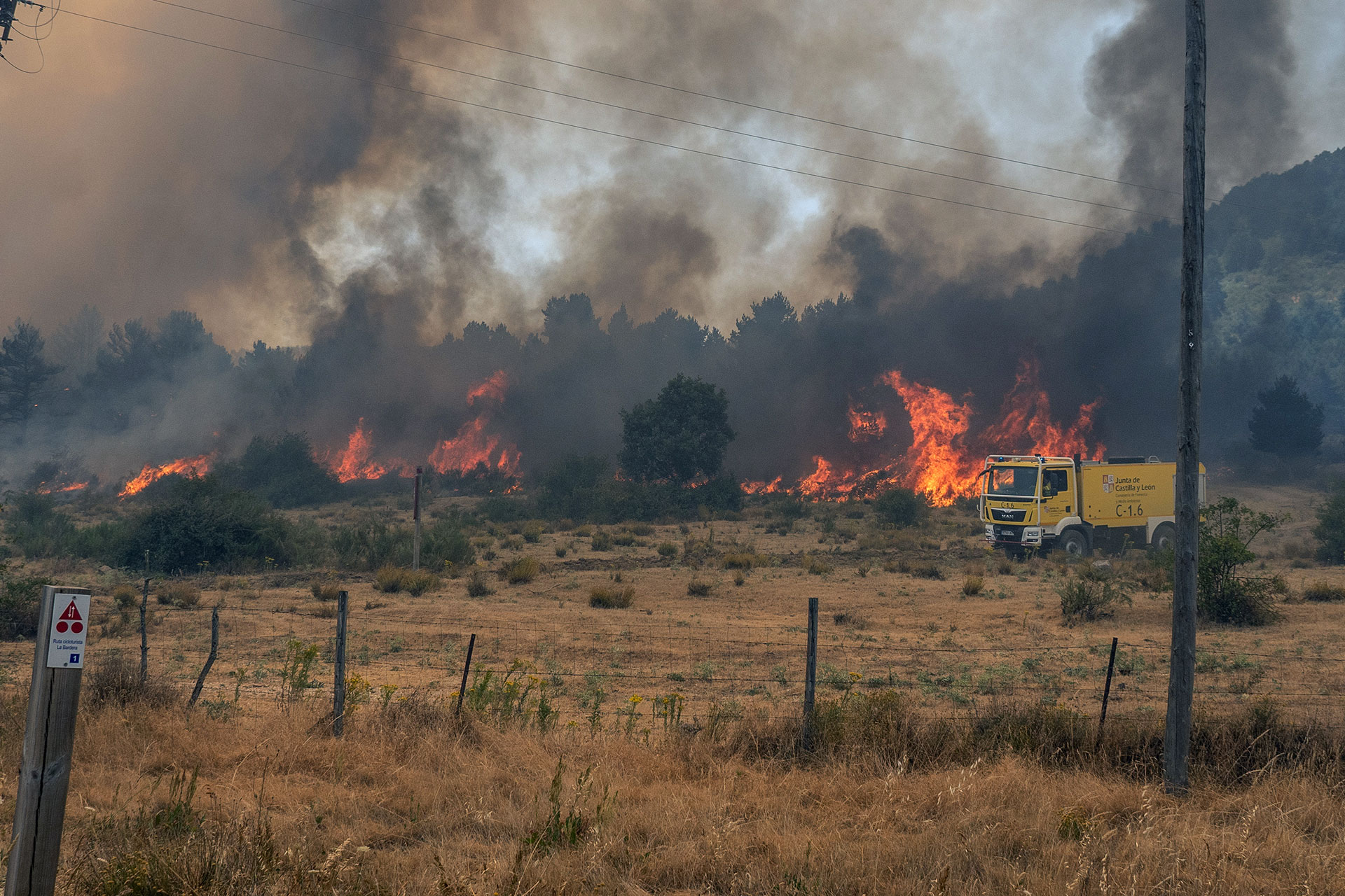 El fuerte viento y los picos de temperatura complicaron la extinción del incendio de Navafría el pasado viernes, que se dio por controlado ayer por la tarde. / NEREA LLORENTE
