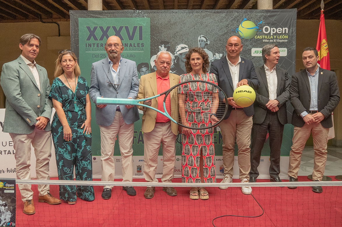 Los representantes institucionales y de la organización del torneo posan en la ‘foto de familia’ con una raqueta y una pelota de grandes dimensiones. / ROCÍO PARDOS