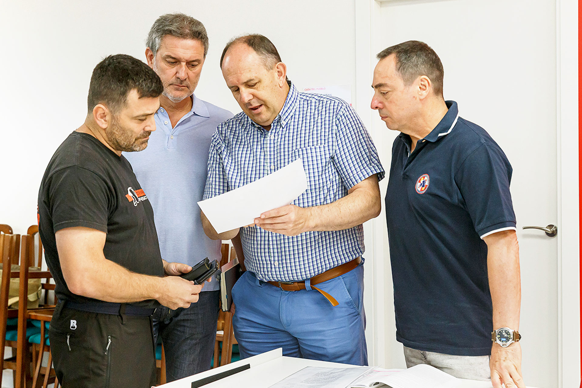 Aceves y Vázquez, durante la reunión con los integrantes de la Coordinadora de Bomberos. /E.A.