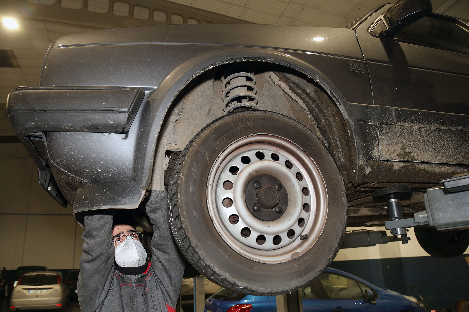 Los talleres recuerdan la importancia de revisar el coche ante las vacaciones 1 Revisión mecánica. / EL ADELANTADO