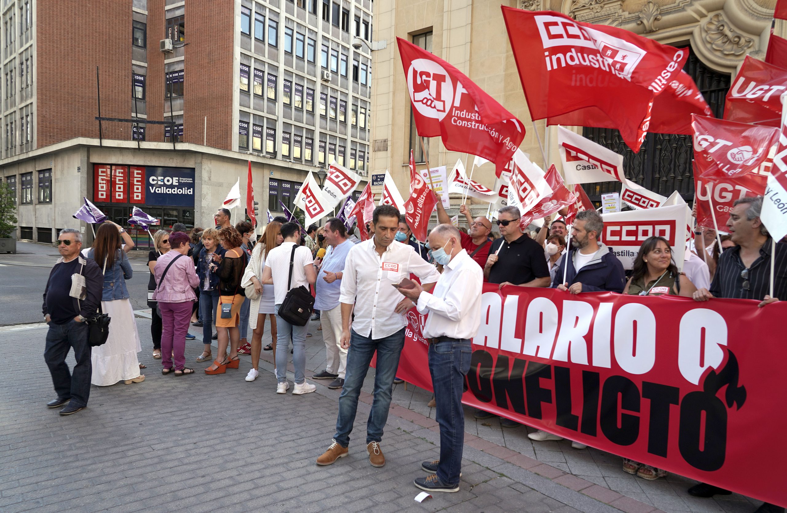 Los secretarios generales de UGT, Faustino Temprano, y de CCOO, Vicente Andrés, participan en una concentración frente a las sedes de la patronales. / ICAL - RUBÉN CACHO
