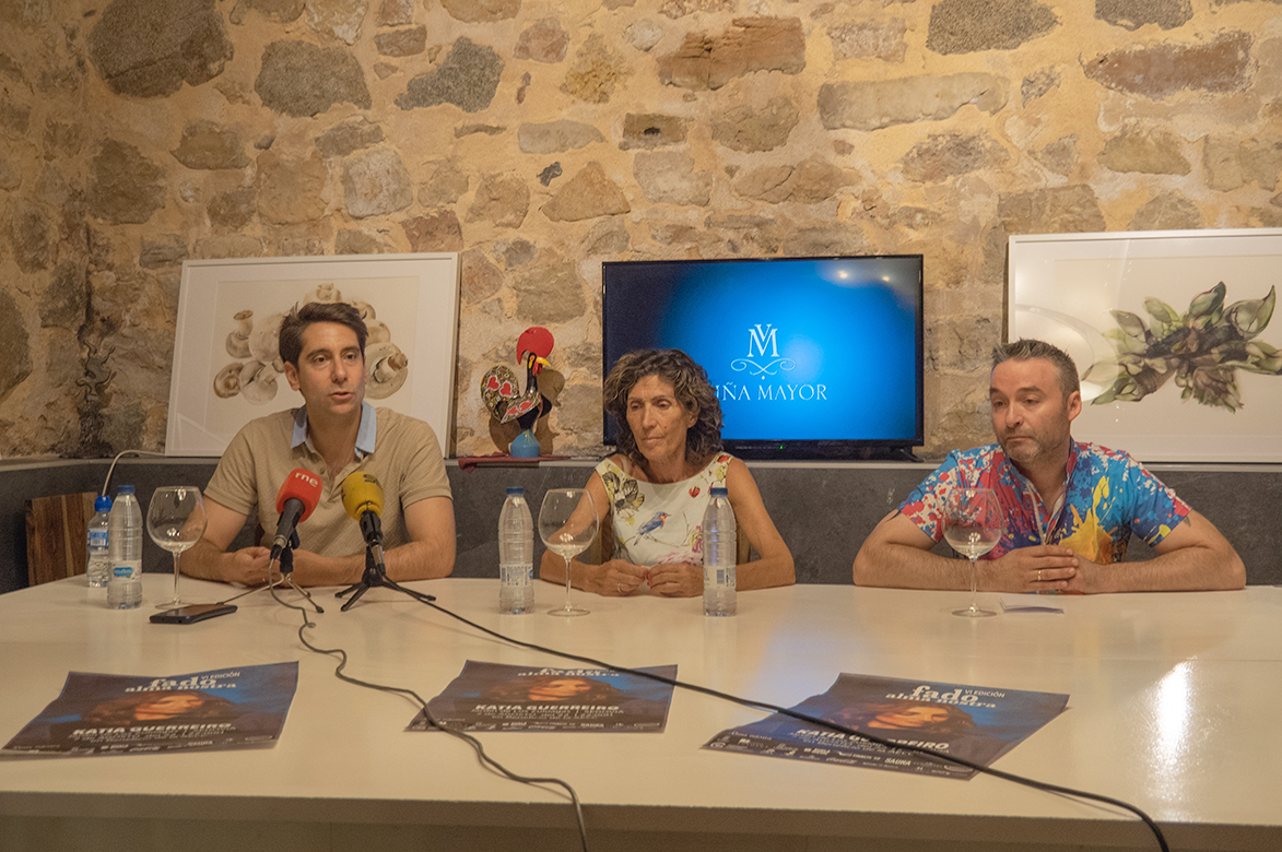 De izquierda a derecha, Miguel Merino, Ana Sanjosé y Roberto Correia presentan el concierto con los carteles del evento en la mesa.