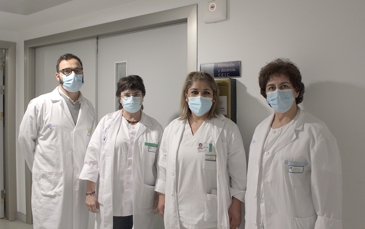 Julio Santos, junto a una alumna, TCAE responsable de docencia y enfermera responsable de docencia. /EA