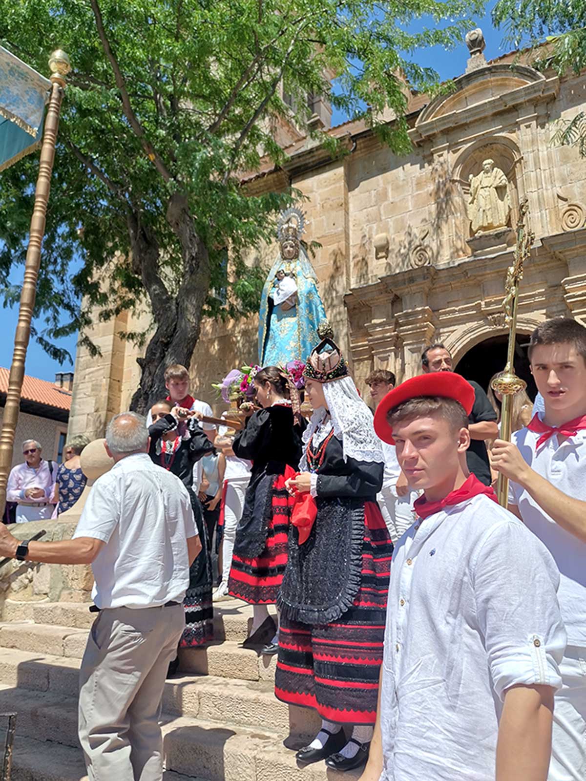 La imagen de la virgen, a la salida del templo. / F.D.