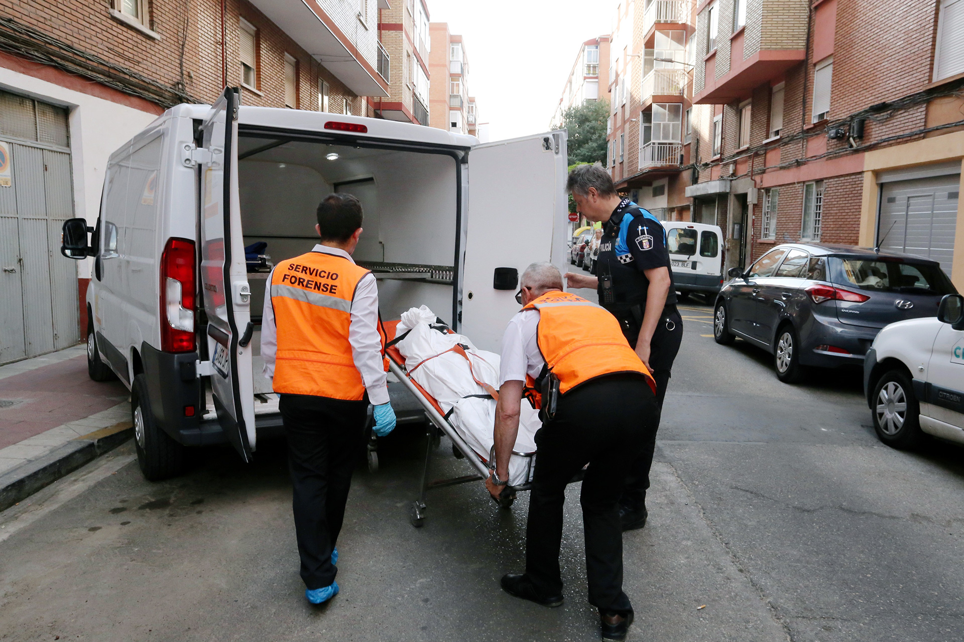 Los servicios funerarios trasladan a una de las fallecidas. / ICAL