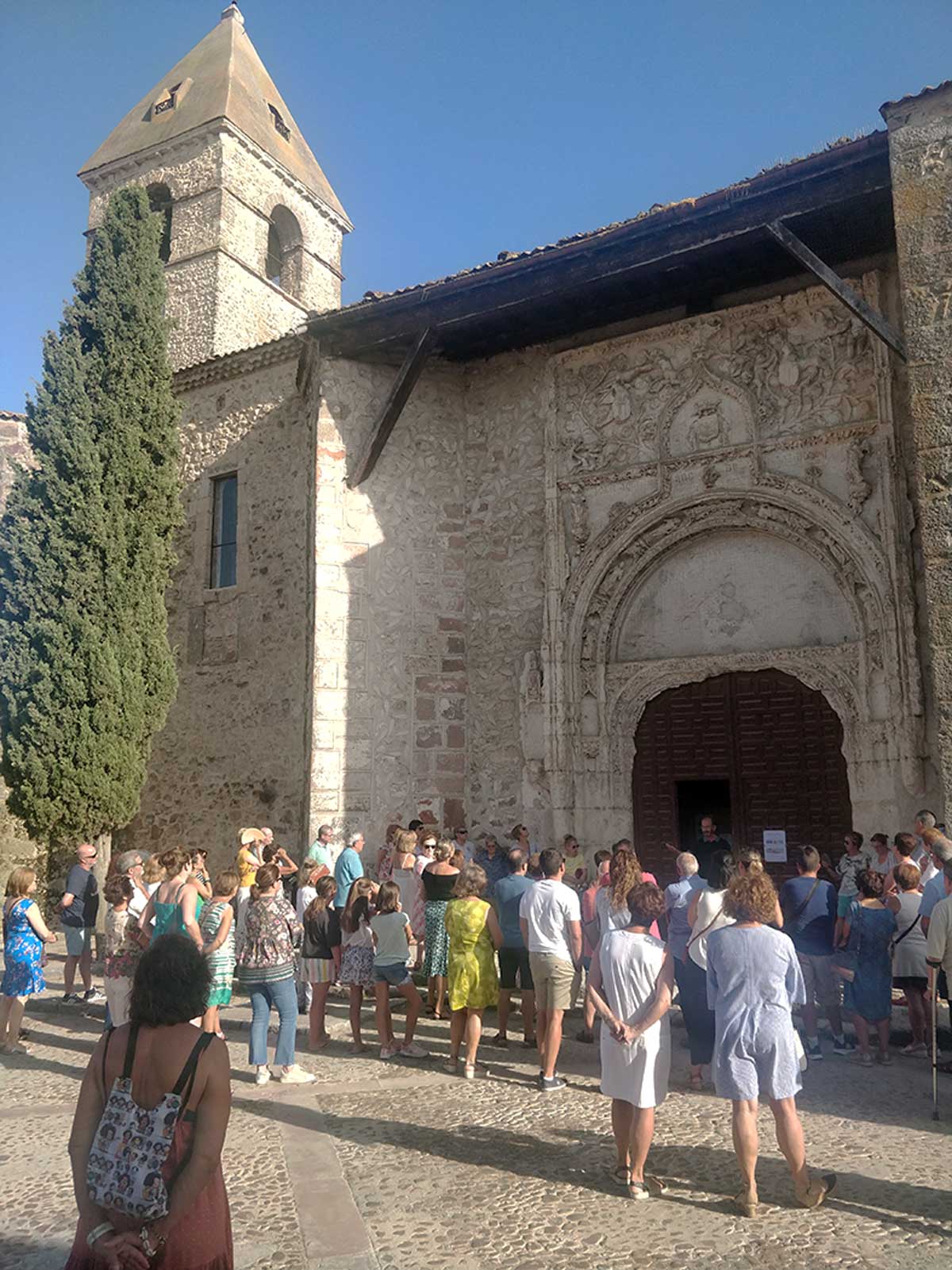 El grupo se congregó frente a la Iglesia de Santa Mª La Mayor.
