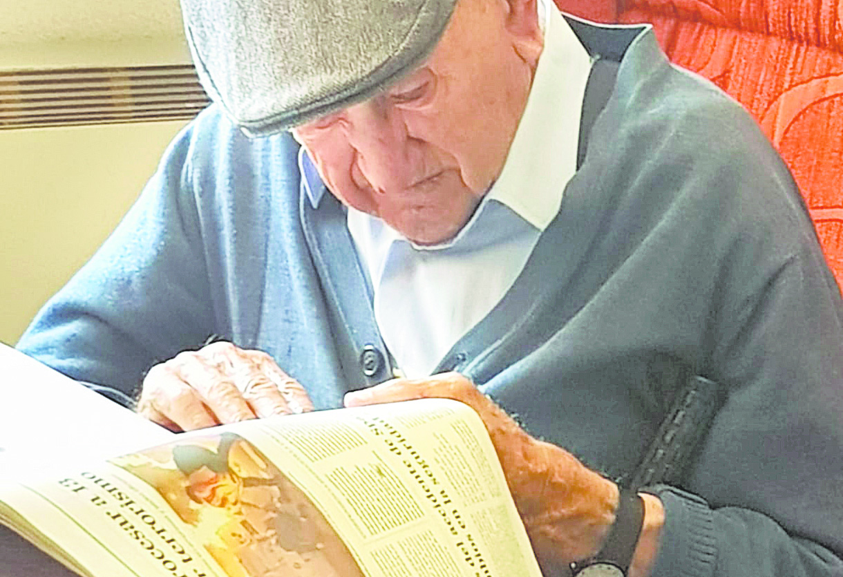 El jubilado siempre lee el periódico por las mañanas.