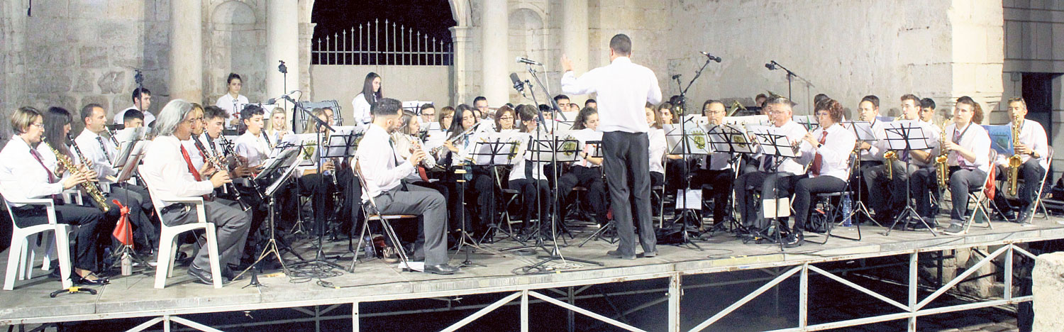 La Banda Municipal de Cuéllar interpretando el concierto tradicional “A por ellos”, que marca la cuenta atrás de seis días para empezar sus fiestas.
