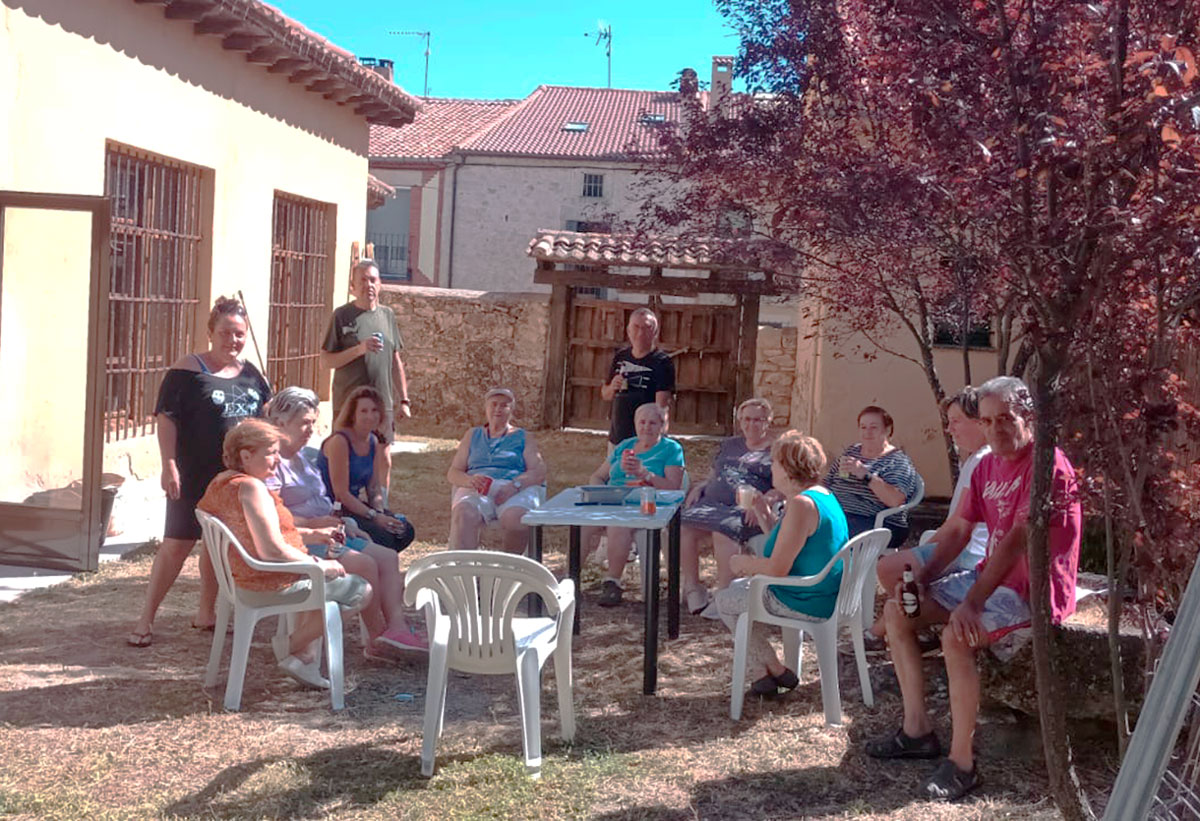 Disfrutar de la paella es la merecida recompensa por ayudar en esta actividad.