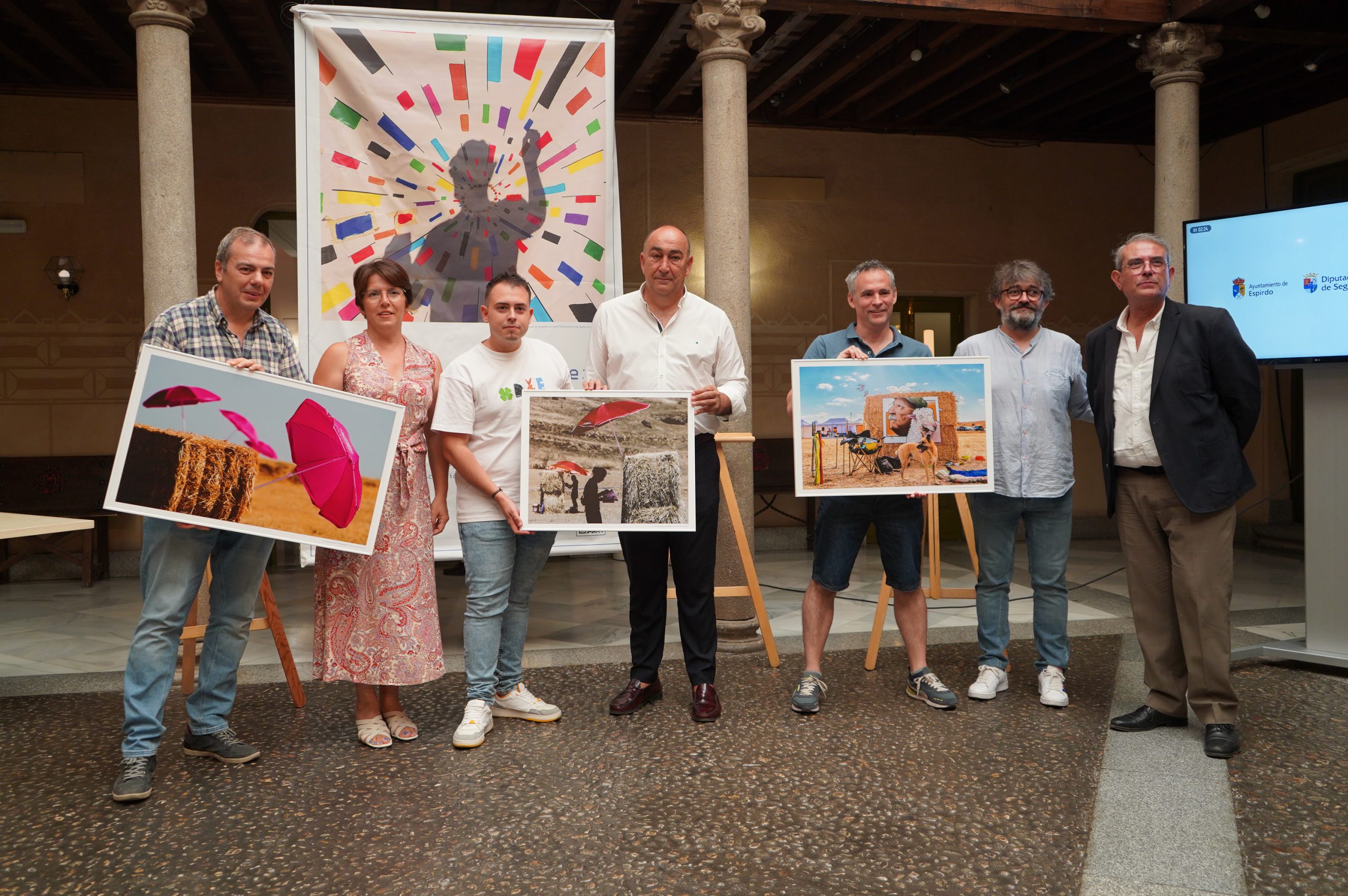Los fotógrafos premiados recogieron sus galardones en la Diputación.