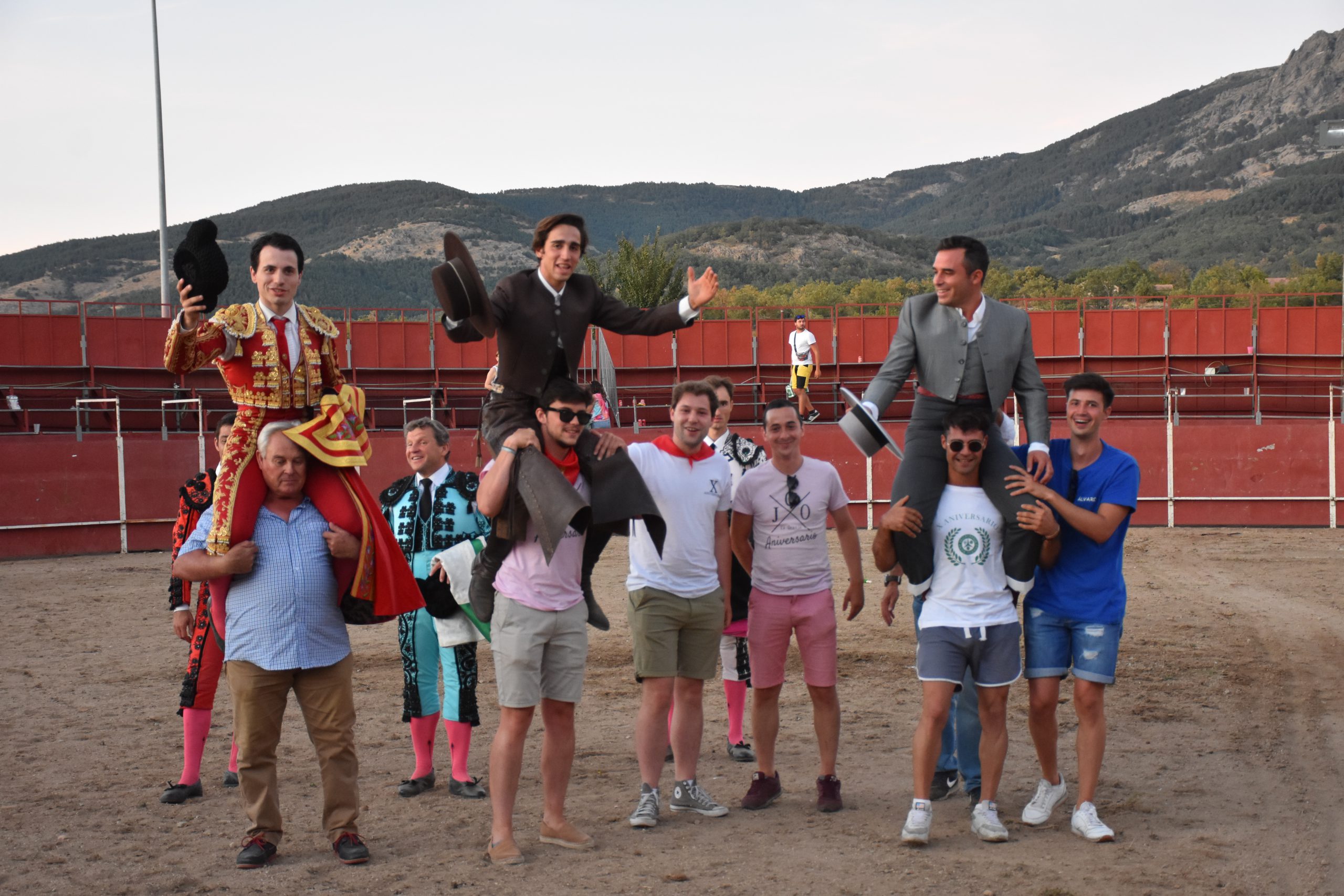 Eusebio Fernández, Adrián Venegas y el mayoral de Cebada Gago salen en hombros de la plaza de toros de La Granja. / A.M.