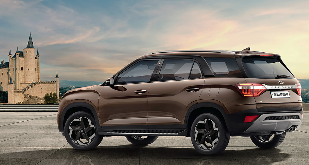 Imagen promocional del vehículo que sacó la marca Hyundai para competir en el mercado indio, con el Alcázar de Segovia al fondo./ HYUNDAI