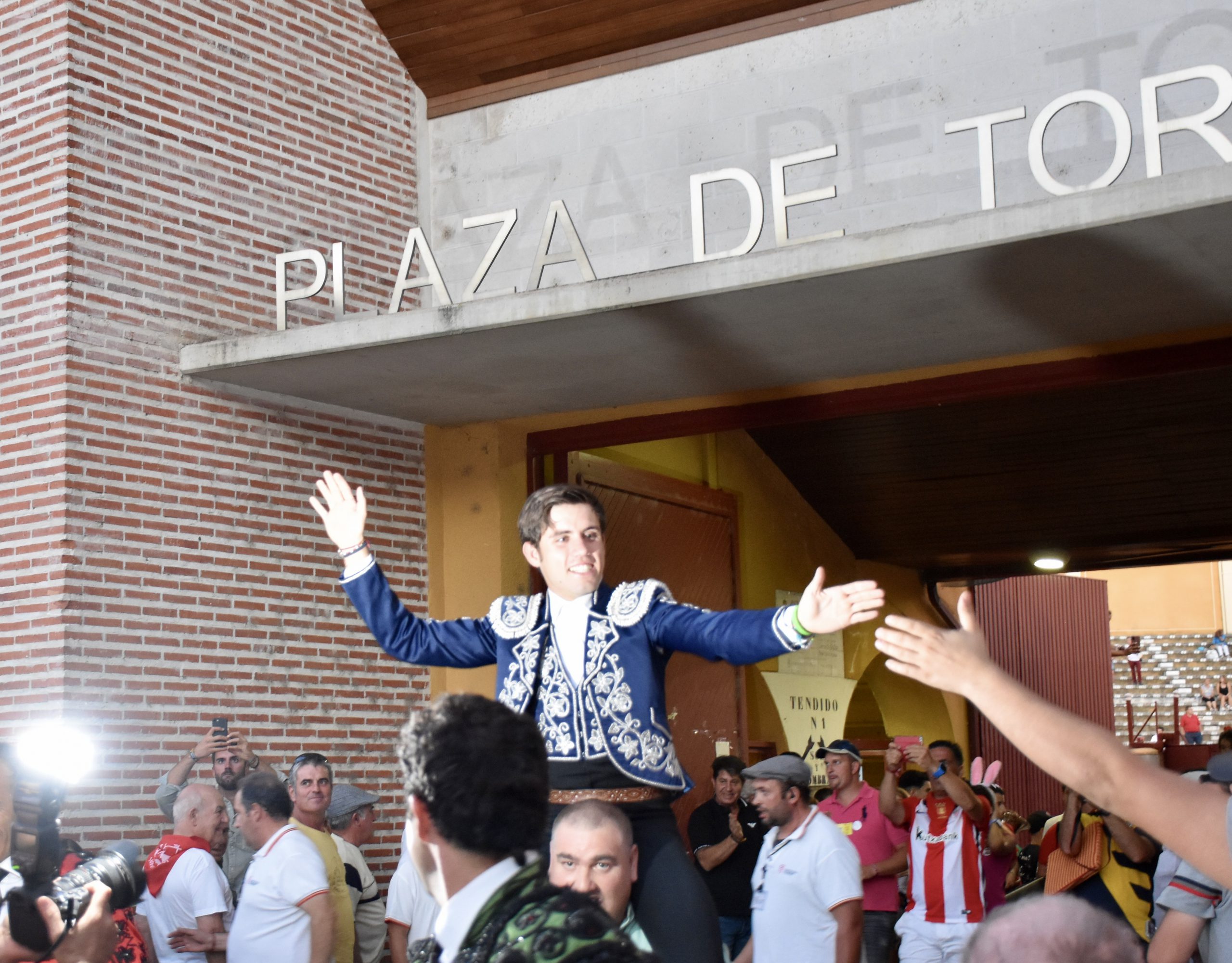 Guillermo Hermoso de Mendoza sale por la Puerta Grande de Cuéllar. / A.M.