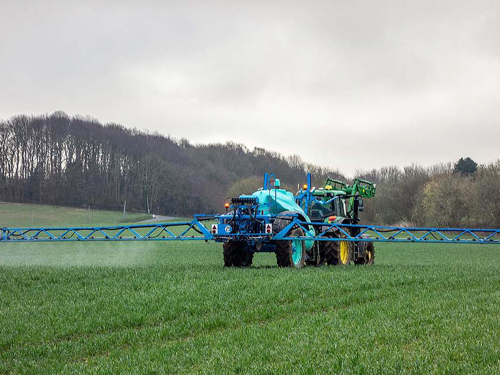 Un tractor, en plena labor de campo. / EL ADELANTADO