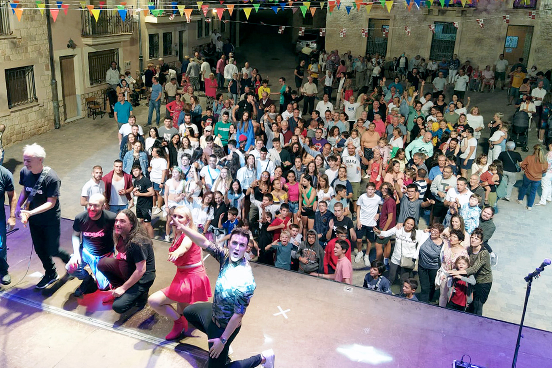 Foto de familia en la verbena en la plaza. /E.A.