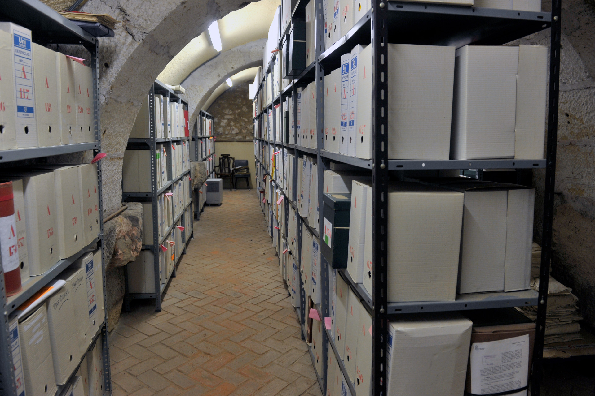 Depósito de documentos en el Archivo Municipal, ubicado en La Alhóndiga. / Kamarero