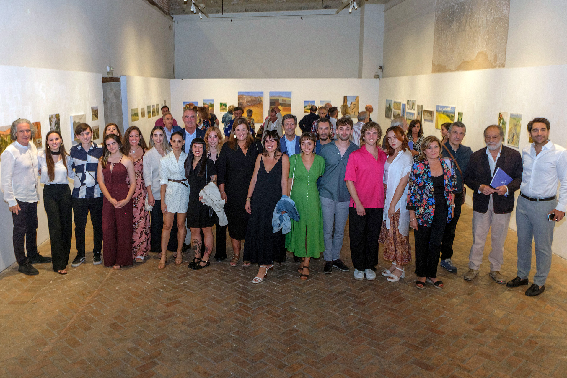 Los pintores, el jurado y los representantes institucionales posan en la foto de familia tras el acto de clausura./KAMARERO