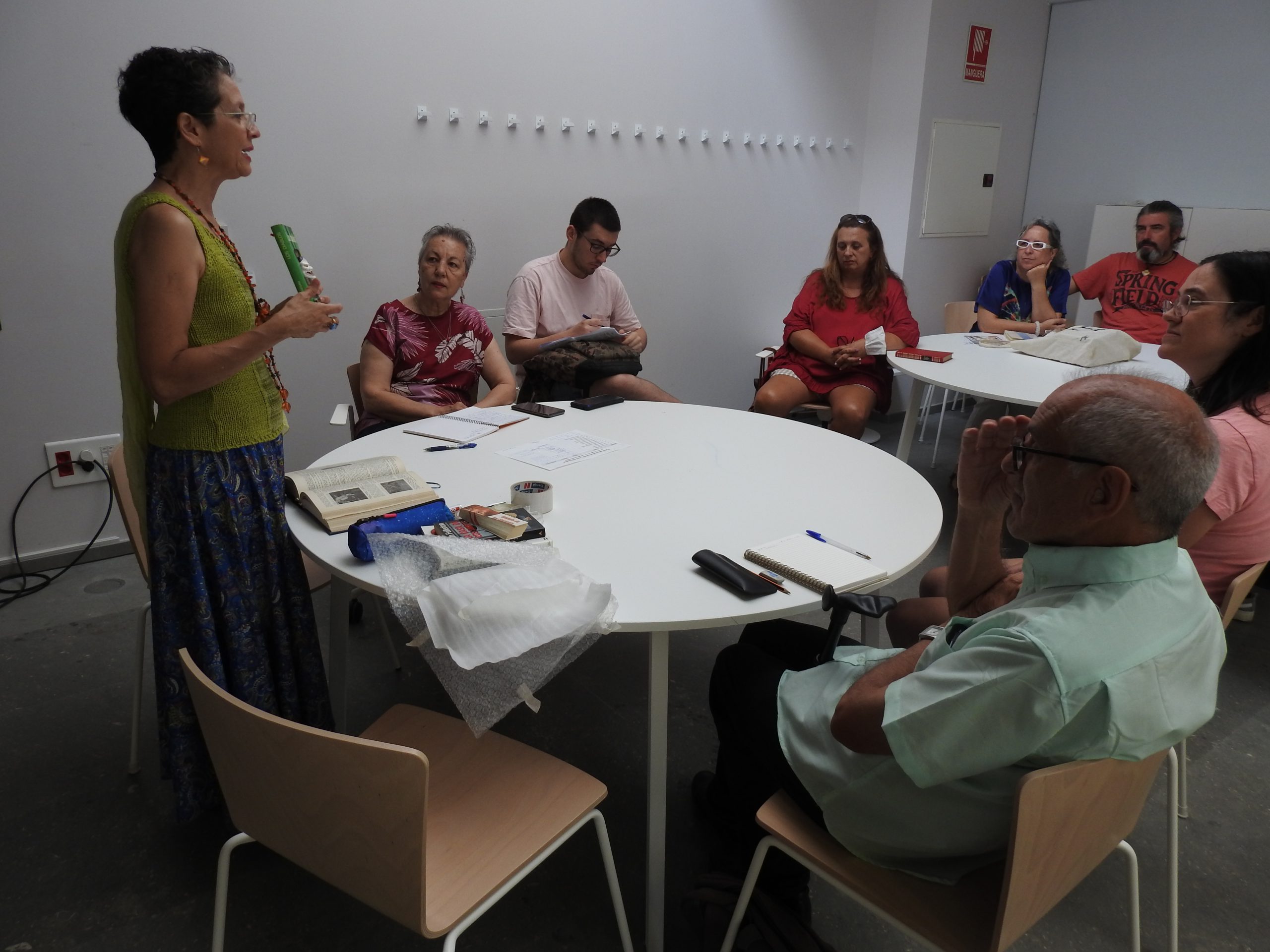 Los asistentes escuchan atentos la descripción que Fuenmayor hizo de su última obra.