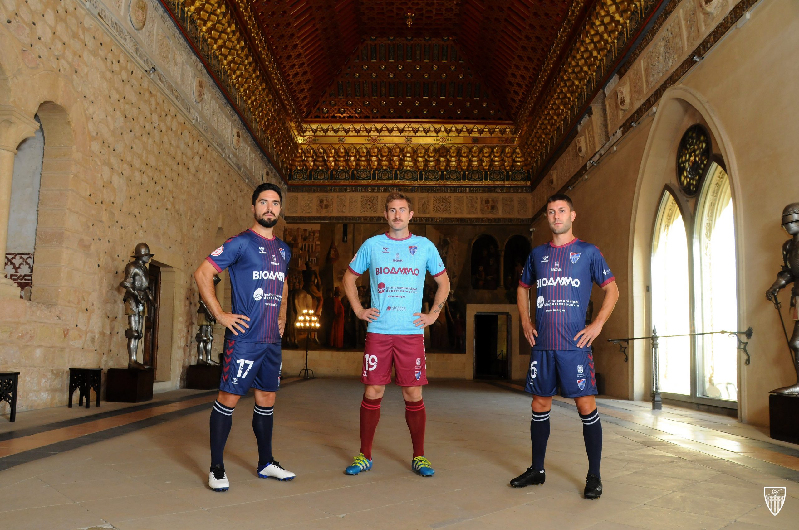 Rubén Yubero, Daniel Arribas y Manu Olmedilla posan con las nuevas equipaciones en el Salón del Trono del Alcázar.