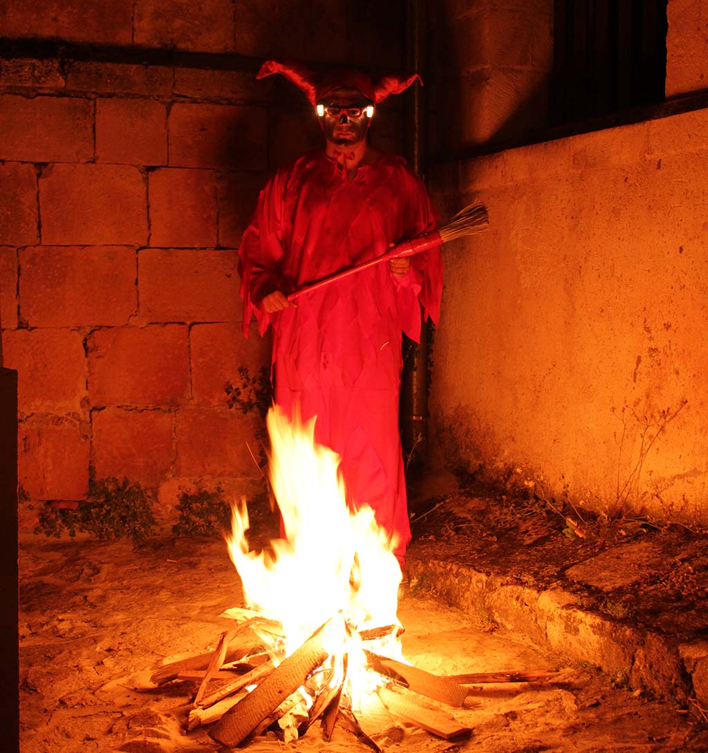 El Diablillo, tras la hogera en la iglesia de San Bartolomé de Sepúlveda. / MARGARITA DE FRUTOS