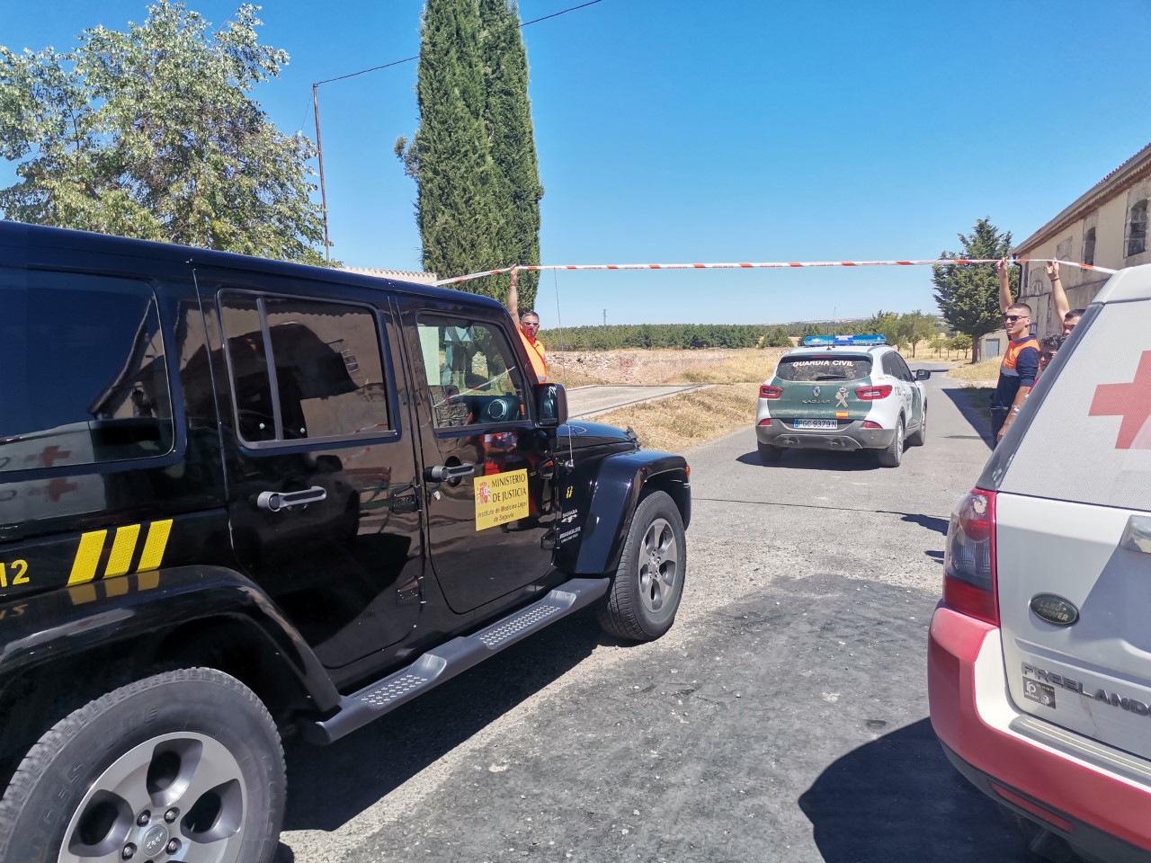 Confirman que el cuerpo hallado sin vida en Muñoveros es el del joven de Cantalejo 1 El forense llegando a la zona restringida de la localización del cuerpo sin vida, en Muñoveros. / F.D.