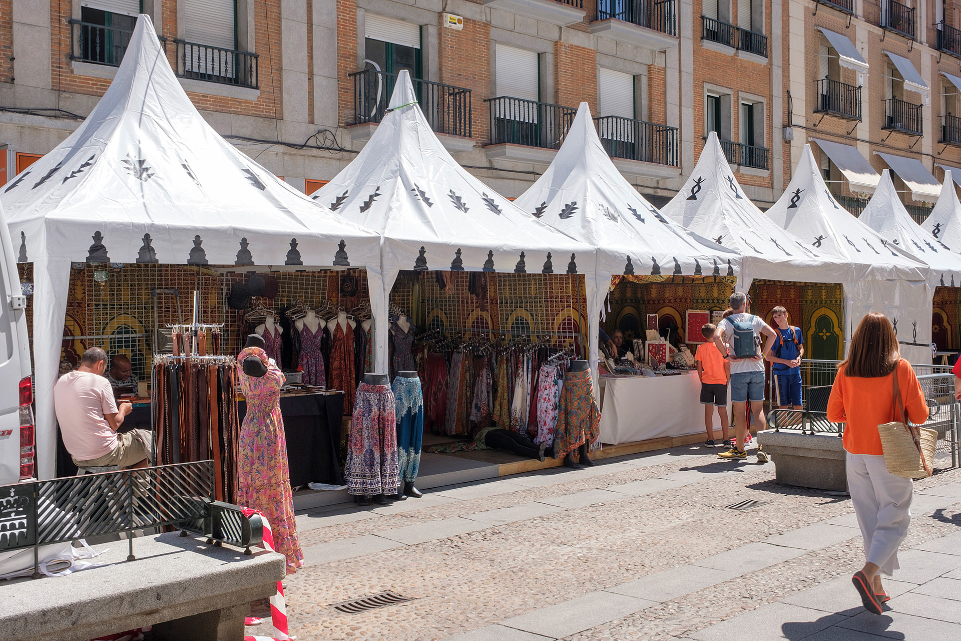 Algunas jaimas de la organización abrieron ayer al público. / Kamarero