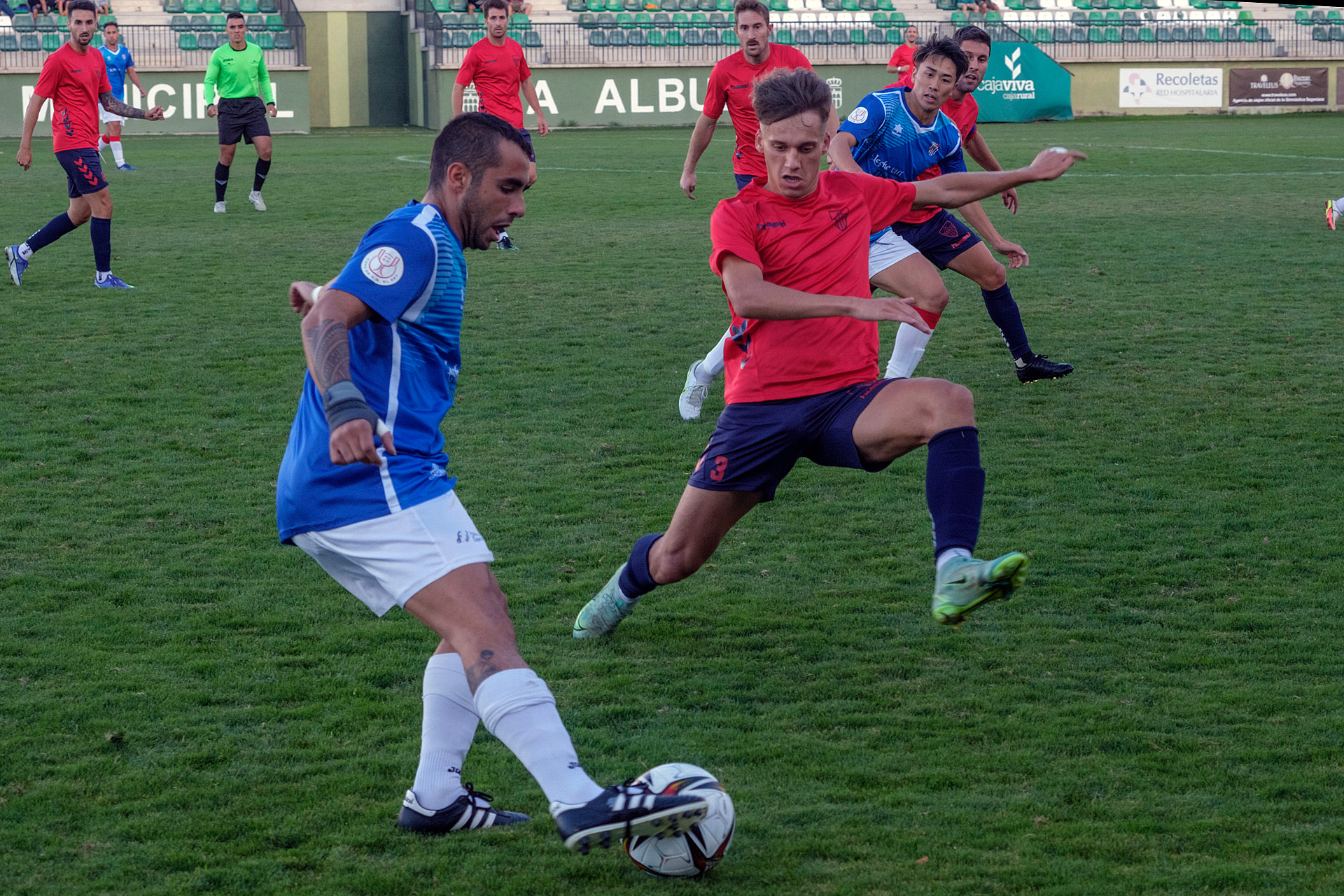Sergio Arévalo trata de defender el centro de Rubén en un momento de la primera parte./ KAMARERO