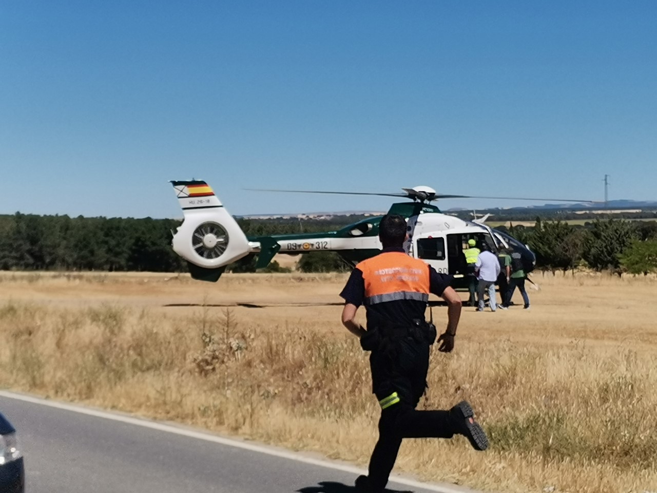 Trágico final tras dos días de búsqueda del joven Guillermo Calvo 1 Helicóptero saliendo. / F.D.