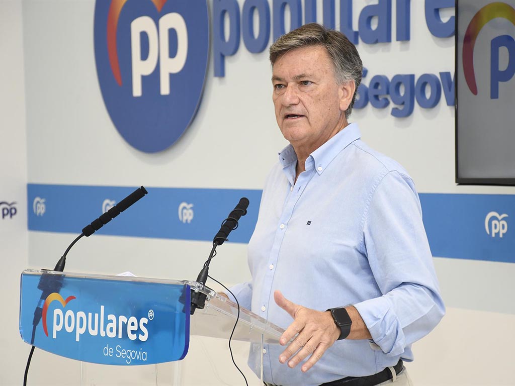 El secretario autonómico del PPCyL y vicepresidente primero de las Cortes, Francisco Vázquez, durante una rueda de prensa en la sede del PP de Segovia. / EFE - PABLO MARTÍN