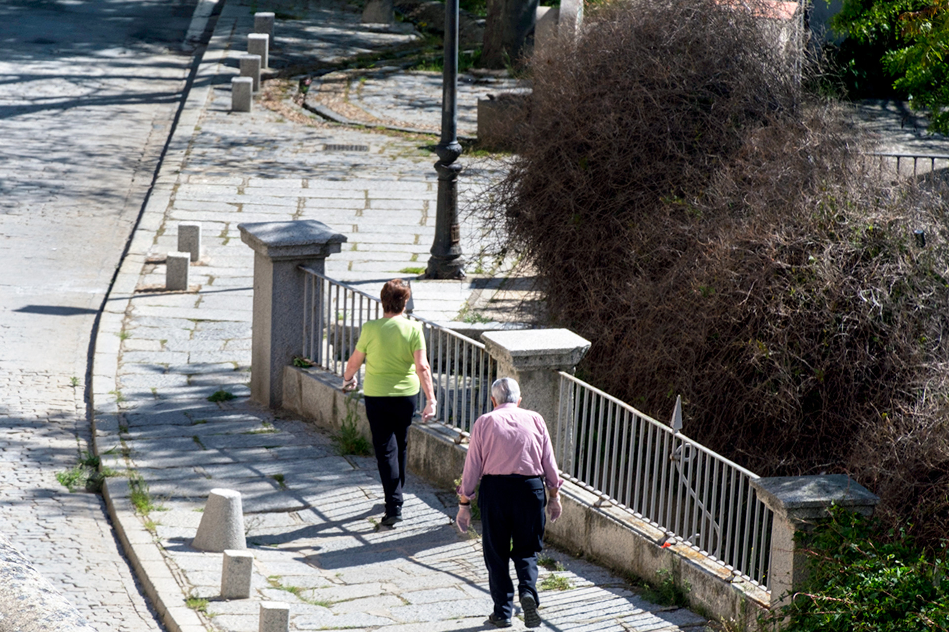 Paseo Santo Domingo Mayores Gente Coronavirus KAM7540