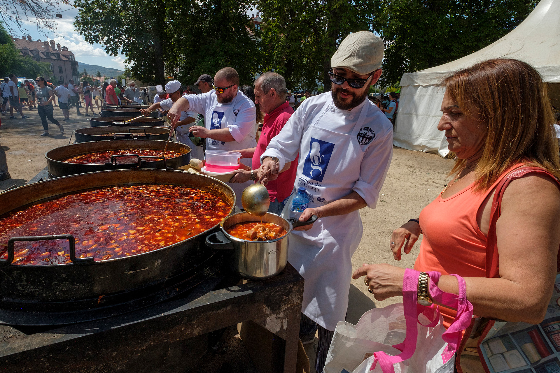 Las marmitas se vaciaron por minutos fruto de la masiva presencia de comensales que participaron en la judiada, que regresó a las fiestas de La Granja. / KAMARERO