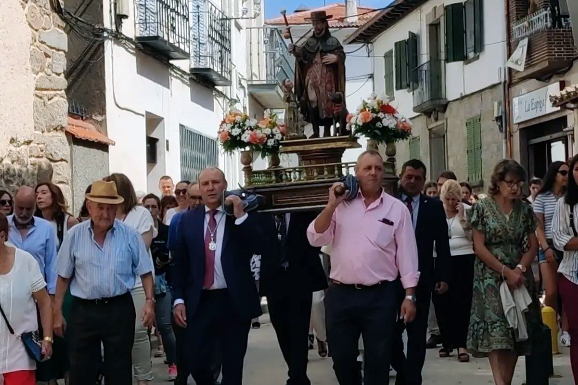 La imagen de San Roque en procesión. /E.A.