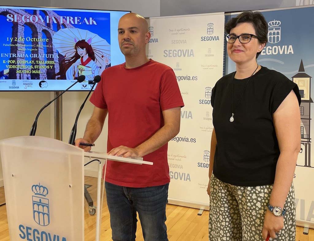 El concejal de Juventud, Ángel Galindo, y dinamizadora de la concejalía de Juventud, María Pozo, en la presentación de 'Segovia freak'. / EL ADELANTADO