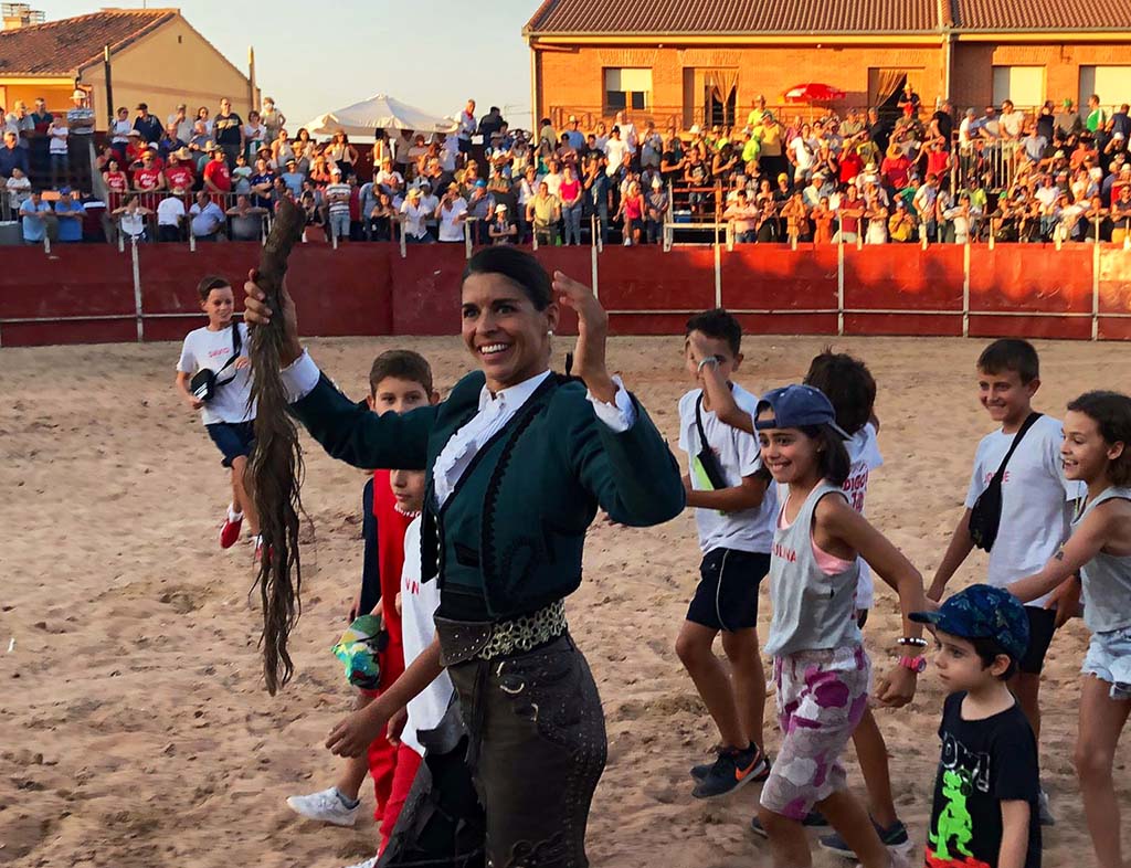 La amazona francesa Lea Vicens, con un rabo, da la vuelta al ruedo en la plaza de toros de Cantimpalos; acompañado de niños de la localidad. / @LEAVICENS