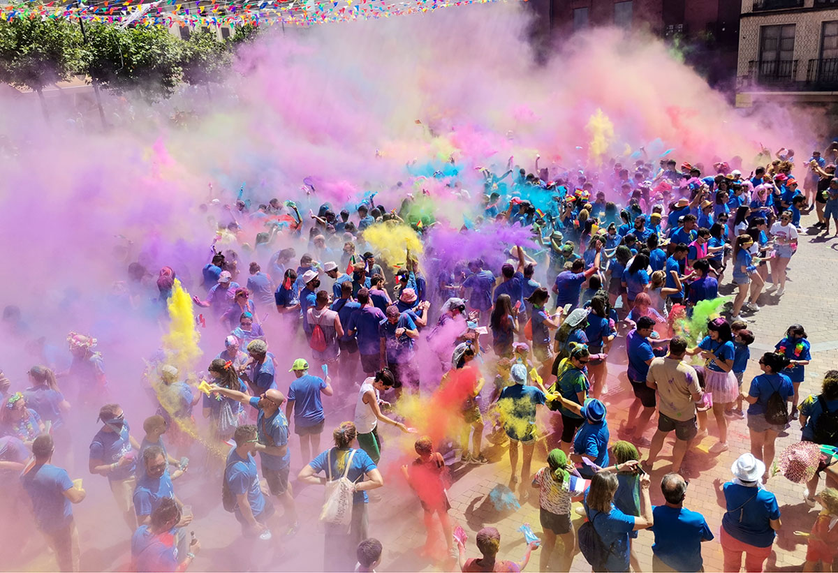 El colorido de la fiesta Holi motivó escenas de gran animación en la villa. / F.D.