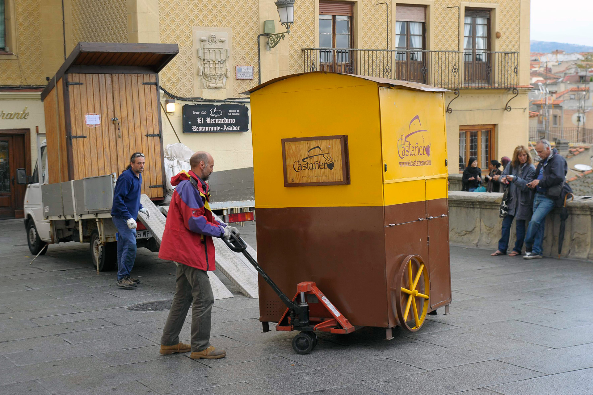 Instalación del puesto de la Calle Real en octubre de 2020. / Kamarero