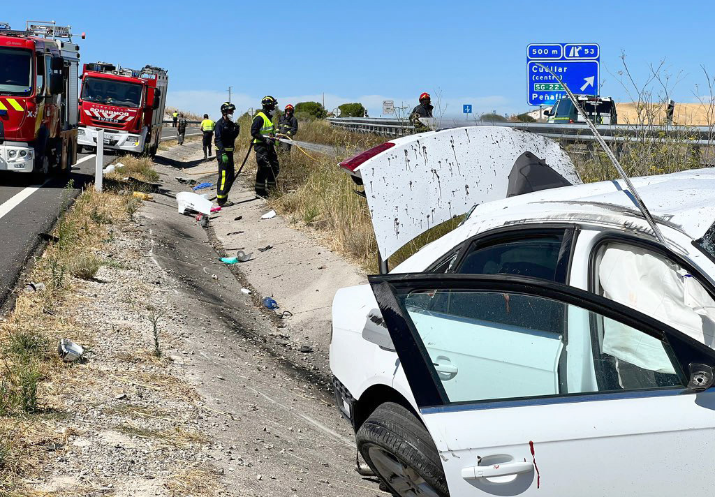 Herido un conductor tras sufrir una salida de vía e incendiarse su vehículo en Cuéllar 1 Accidente, a la altura de Cuéllar. / BOMBEROS DIPUTACIÓN DE VALLADOLID