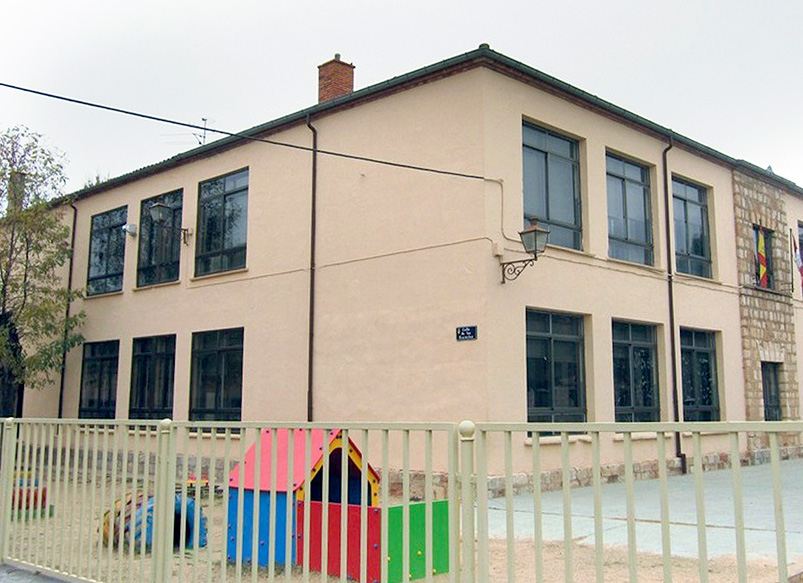 Imagen exterior del edificio de Educación Primaria del CRA de Ayllón. /EA