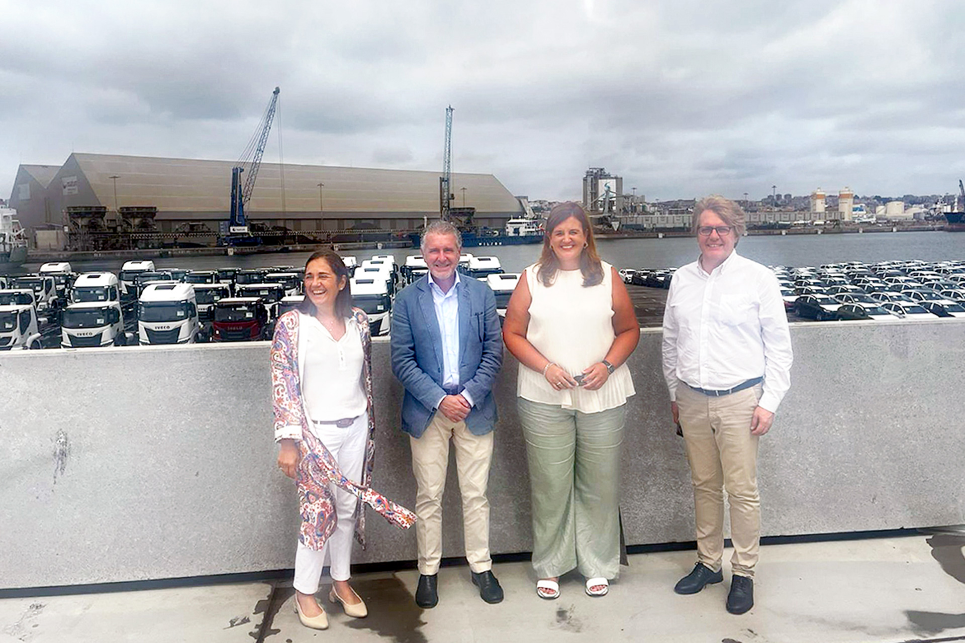 Beatriz Escudero, Andrés Ortega, Clara Martín y Jesús García Zamora posan en el Puerto de Santander. / E. A.
