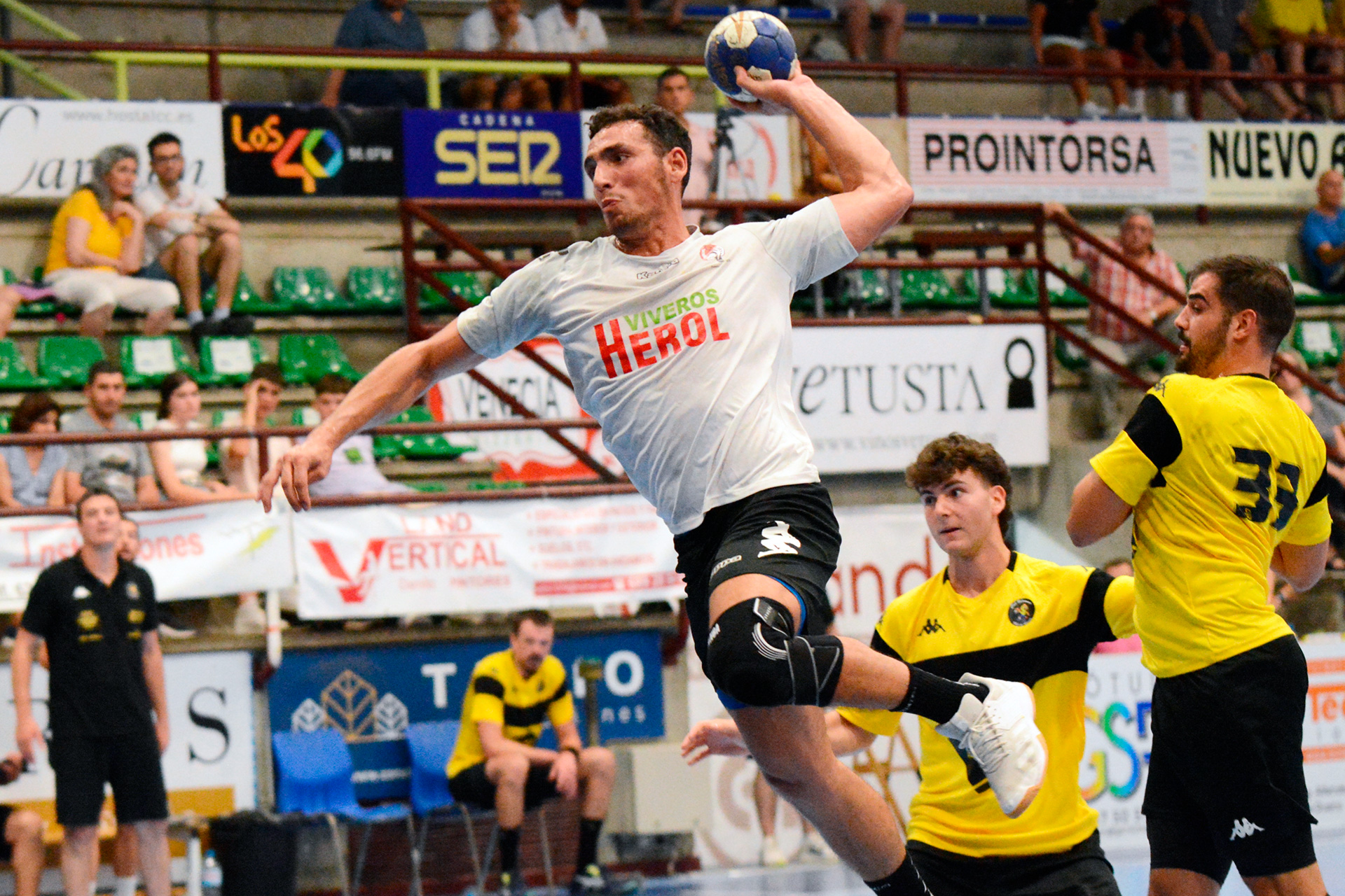 Andrés Moyano llega hasta los seis metros superando a la defensa del Tubos Aranda en un momento del partido./ AMADOR MARUGÁN