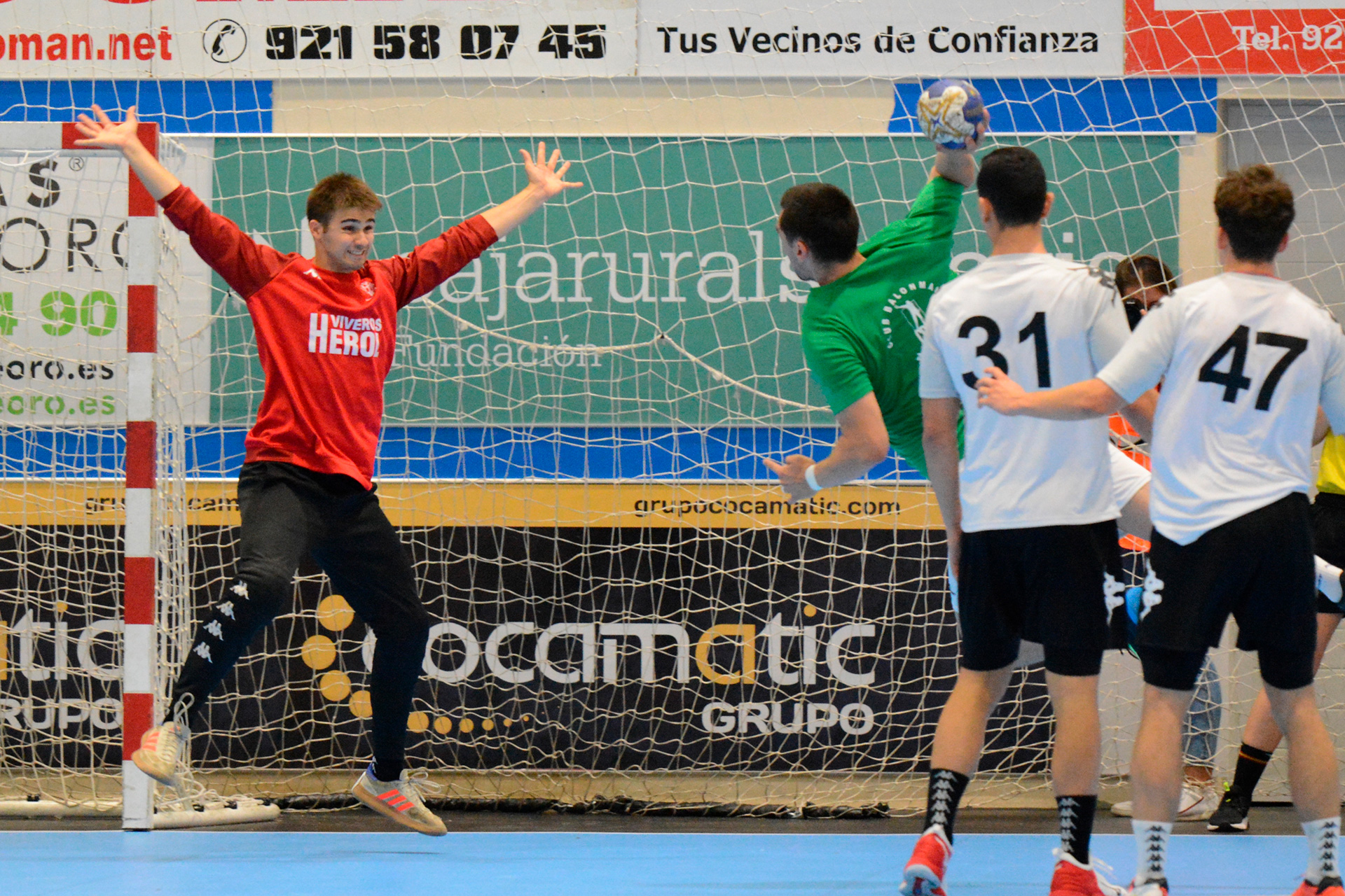 Álex Lodos entra hasta los seis metros durante la primera parte del partido jugado en Nava de la Asunción./ AMADOR MARUGÁN