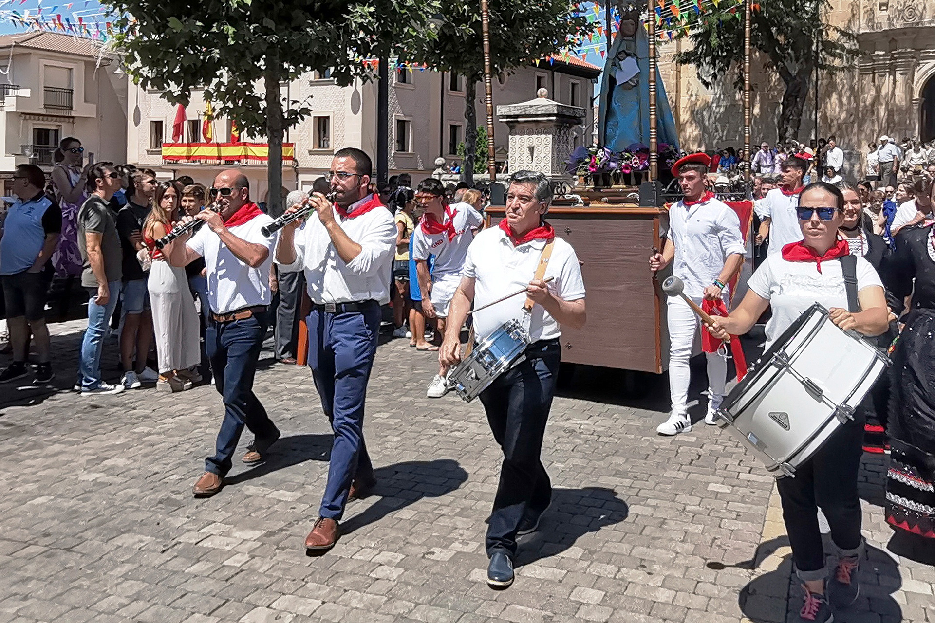 Los dulzaineros de la localidad acompañaron a la Virgen en la procesión. /E.A.