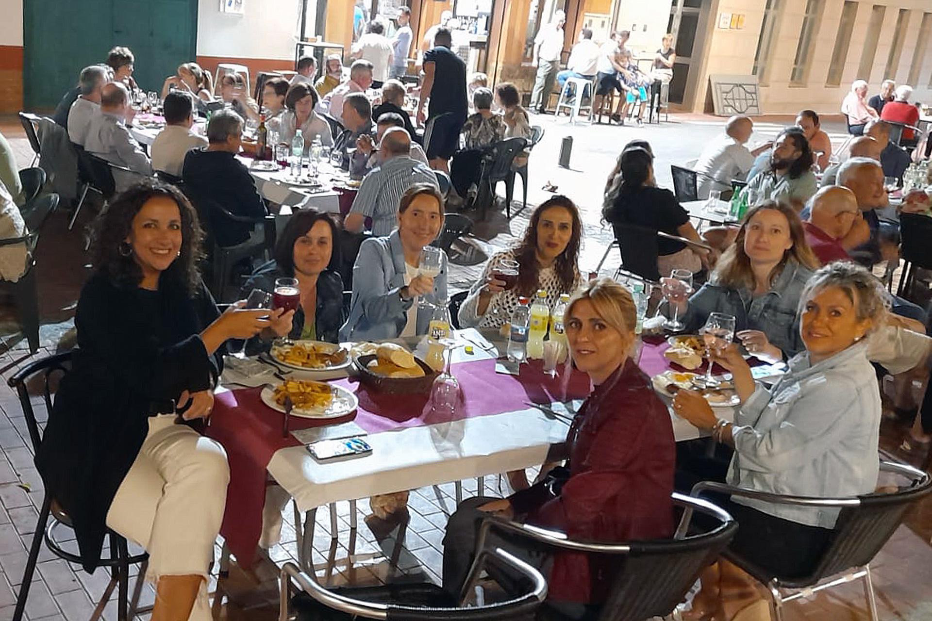 Imágenes de la cena espectáculo, la exhibición de baile moderno y de las bicicletas antiguas de reparto. /EA