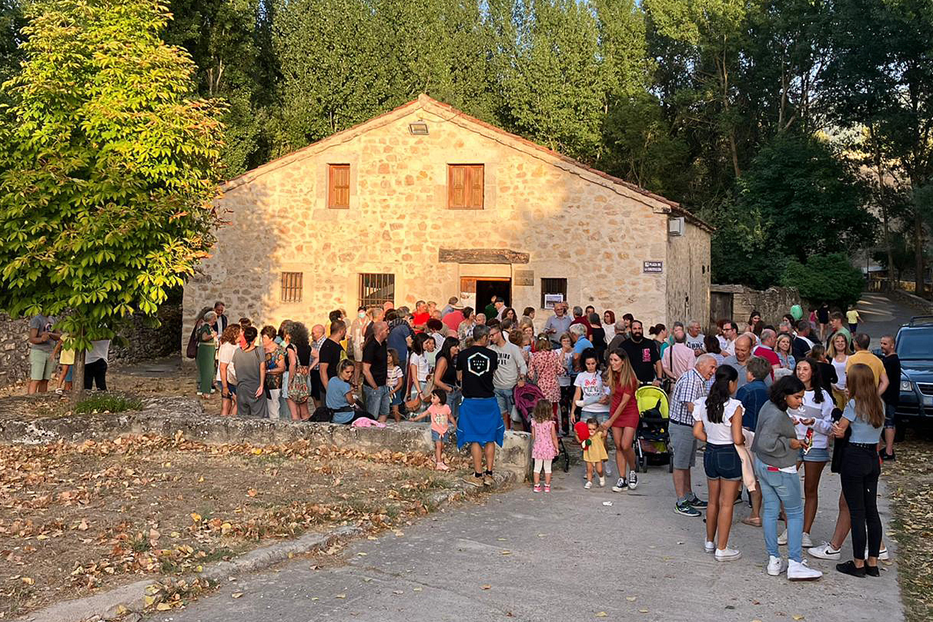 La Asociación La Colodra de Casla promueve la poesía 1 Muchos vecinos asistieron a la entrega del premio de poesía en ‘Los Toriles’. /E.A.