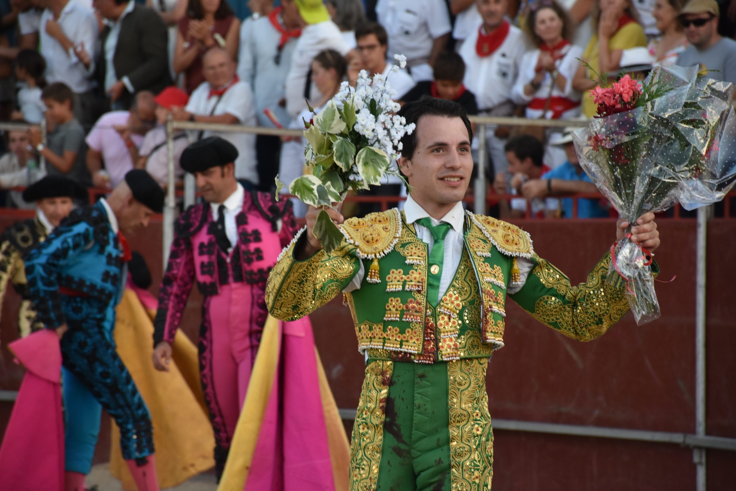 El novillero sepulvedano Eusebio Fernández pasea una oreja. / A.M.