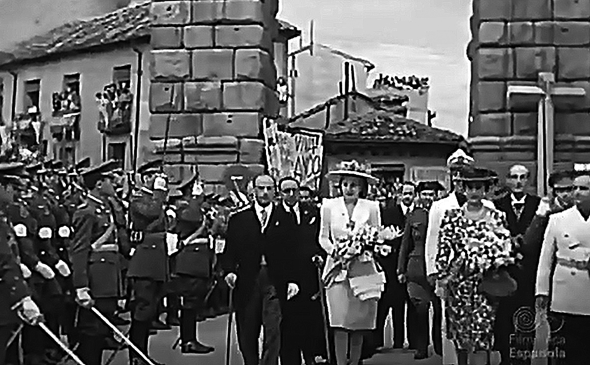 Eva Perón, junto a Carmen Polo de Franco, con las autoridades segovianas en la recepción desde el Azoguejo. FOTOS: ARCHIVO CÁNDIDO Y DOCUMENTAL NODE