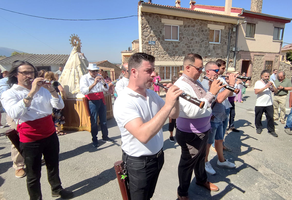 Los dulzaineros, delante de la Virgen de Revenga. / EL ADELANTADO
