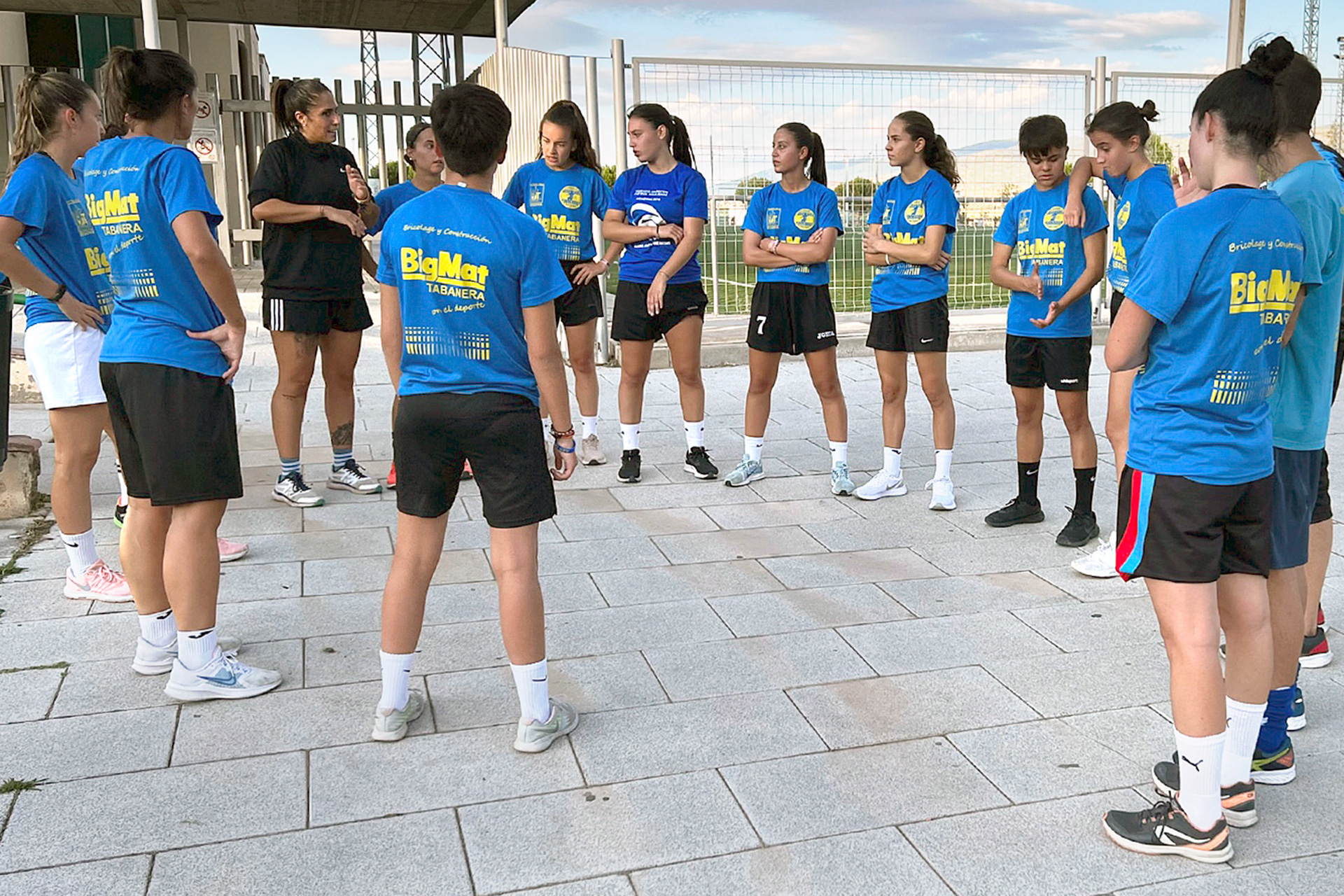 Unos estiramientos necesarios para acostumbrar al cuerpo al esfuerzo de la nueva temporada.