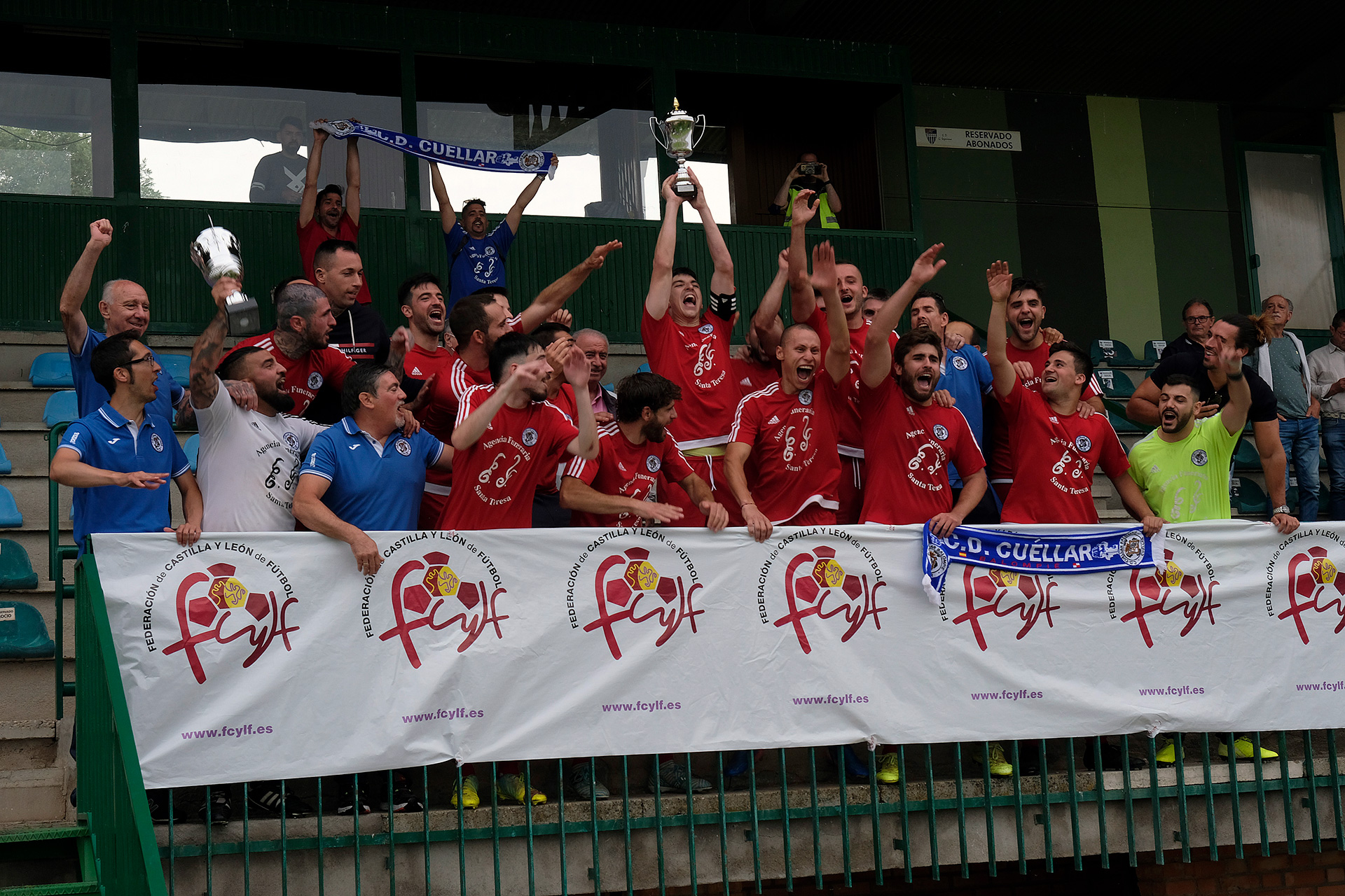 La plantilla del CD Cuéllar celebra en el campo de La Albuera su victoria en la Copa Delegación./ KAMARERO