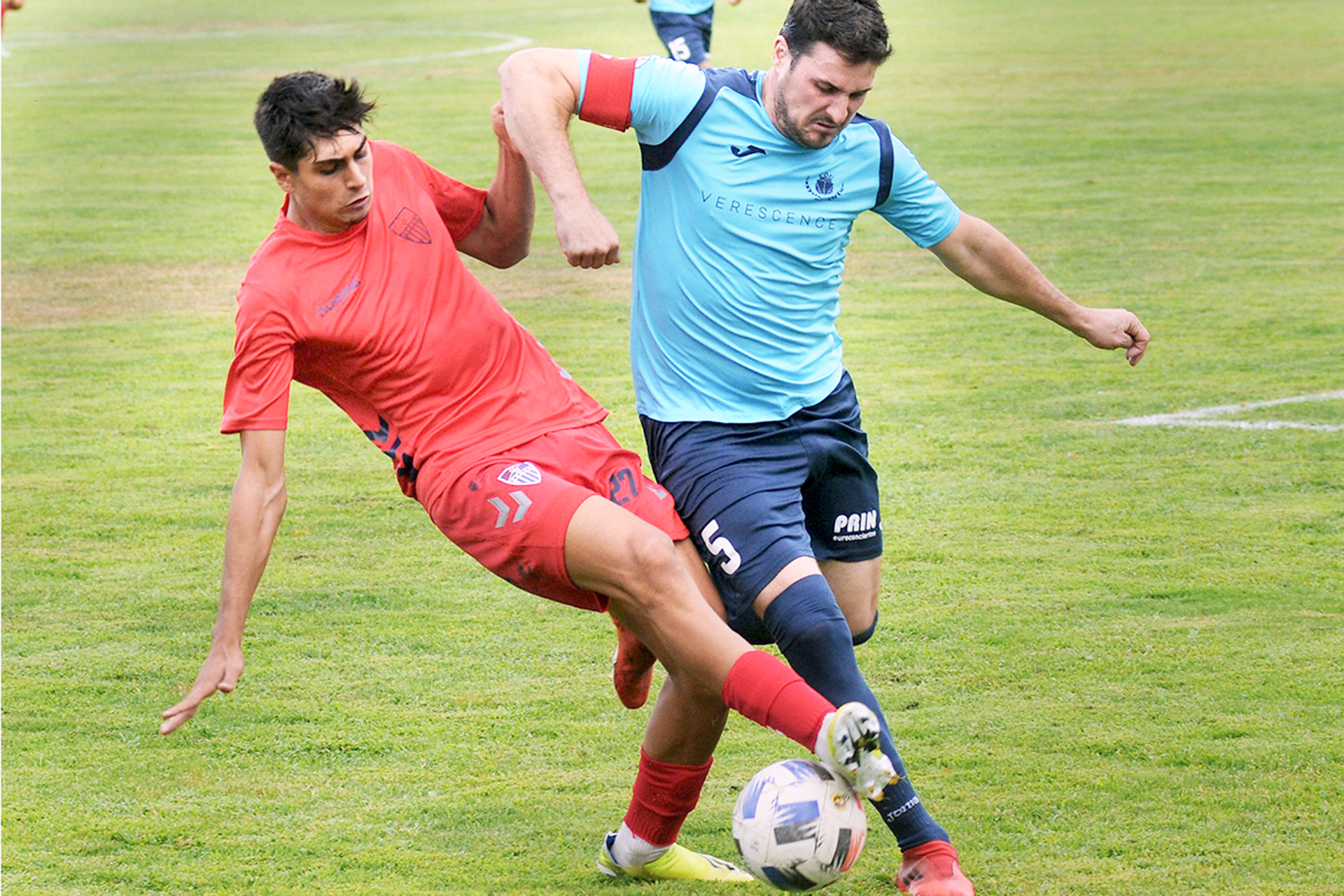 Maroto intenta arrebatarle el balón al capitán del CD La Granja, Alberto./ JUAN MARTÍN-G. SEGOVIANA
